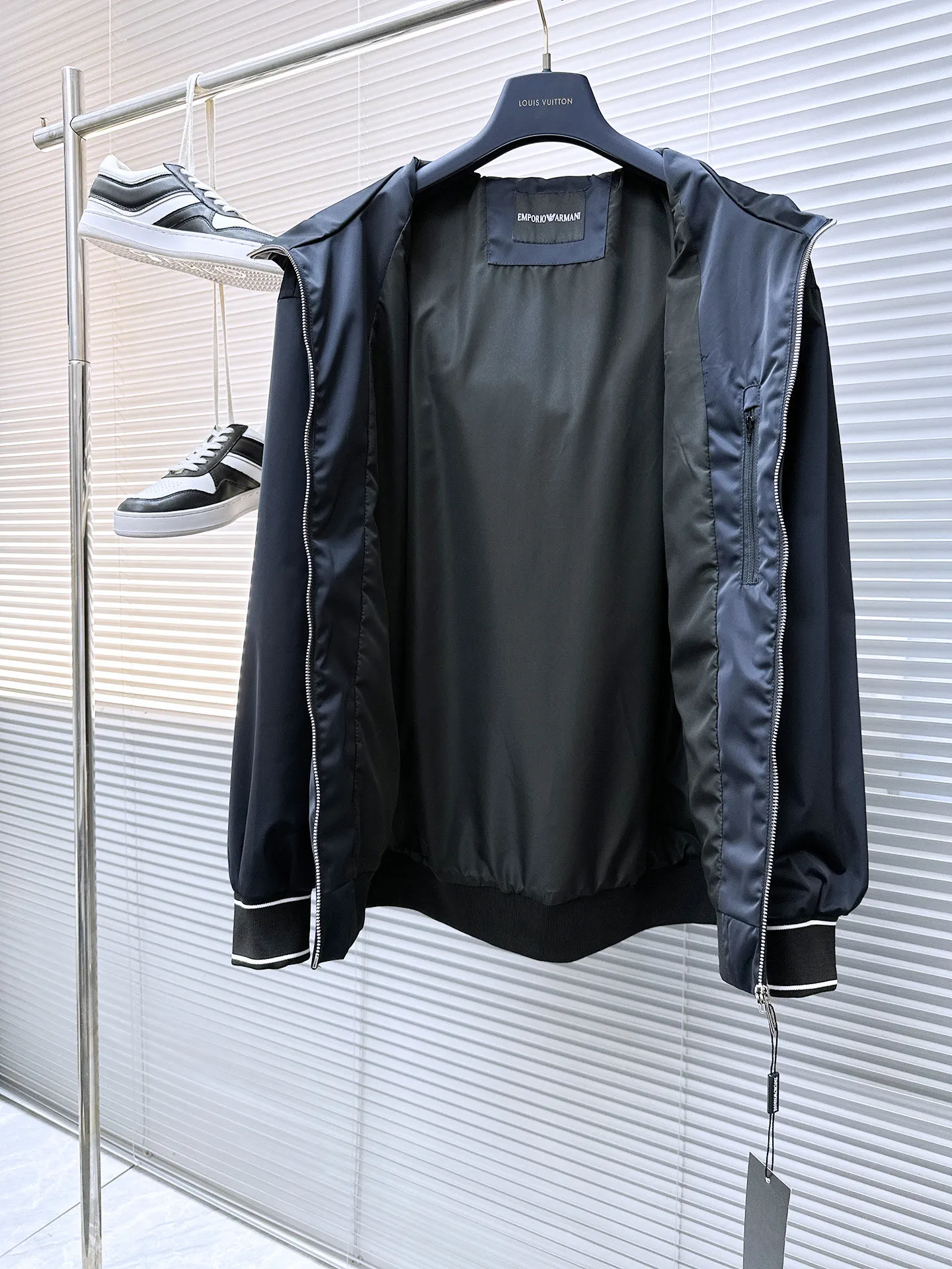 Armani official website Same Style, complete with three labels, on sale in advance. 2026 Autumn and Winter New Arrival men's jacket, Original with complete three labels, Premium version. Custom-made fabrics at the counter. Breathable, high comfort, impeccable details, brand element design concept, reflecting high quality. It feels delicate and soft, presents a casual cut, and has a great upper body shape. Sizes: M～3XL